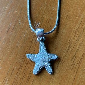 Like new silver starfish necklace